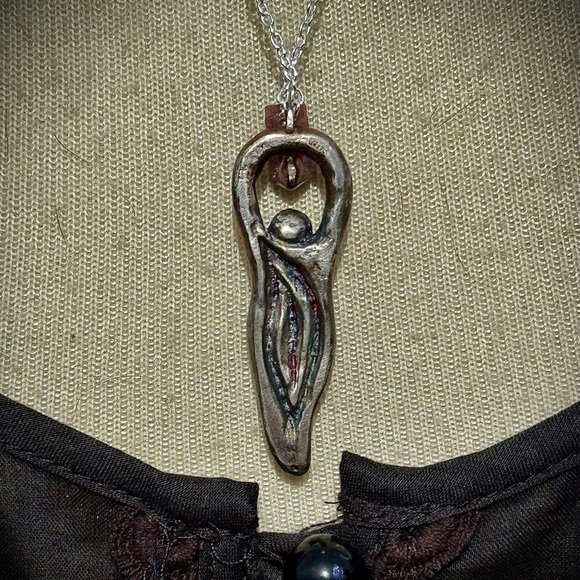 Goddess with raw ruby - Picture 5 of 6